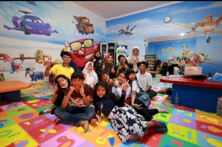 Anna Fajriatin bersama anak-anak disabilitas di Rumah Anak Prestasi/ist