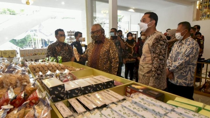 Wali Kota Eri mengunjungi pusat oleh-oleh di Kriya Gallery (SKG) Reborn MERR di Jalan Dr Ir H Soekarno No II/RMOLJatim