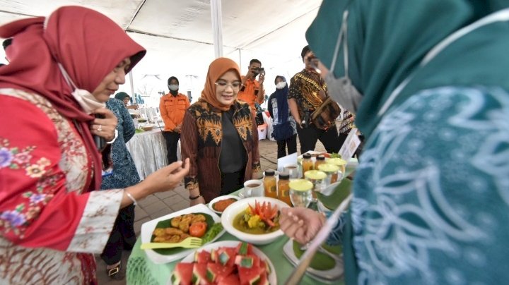 Rini Indriyani meninjau lomba Cipta Menu Ikan Lokal/ist