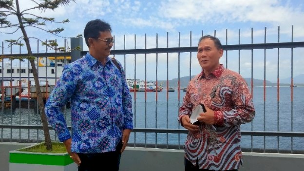 (ki-ka) Ketua DPC Gapasdap Banyuwangi, I Putu Widiana dan Ketua Dewan Pembina DPP Gapasdap, Bambang Haryo Soekartono di Pelabuhan Ketapang/RMOLJatim