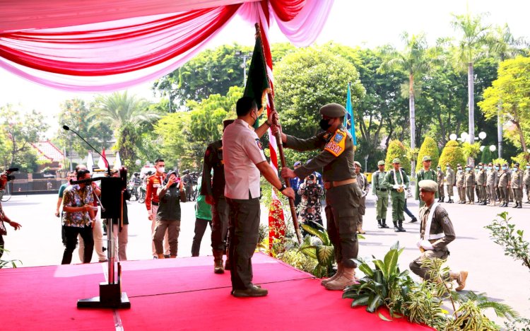 Wali Kota Eri Cahyadi menerima bendera Pataka Provinsi Jawa Timur dari Kasatpol PP Jatim/RMOLJatim