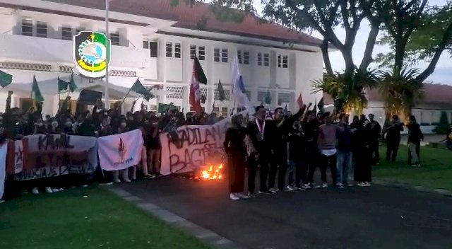 Ratusan mahasiswa bakar ban hingga rusak papan nama DPRD dan Kantor Bupati Banyuwangi diganti dengan tulisan Mosi Tidak Percaya