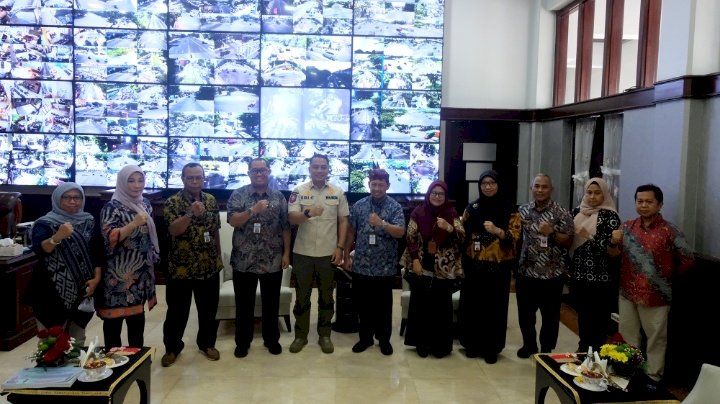 Wali Kota Eri bersama jajran Kantor Wilayah Direktorat Jenderal Perbendaharaan Provinsi Jawa Timur/RMOLJatim