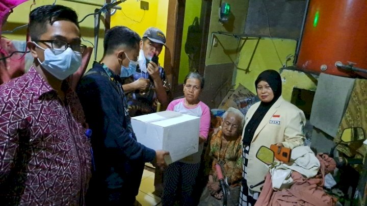 Dinsos Surabaya mengirim bantuan ke kediaman Basiti, nenek berusia 101 tahun/ist