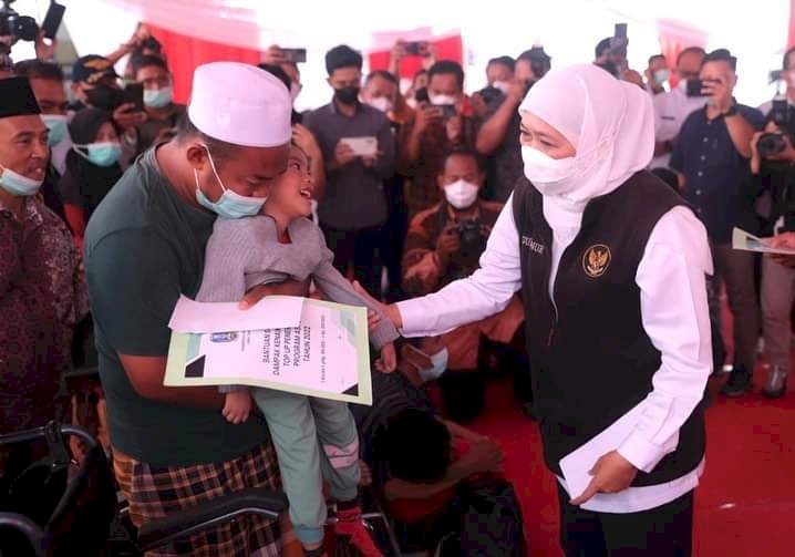 Khofifah Indar Parawansa menyerahkan bantuan kepada anak yatim piatu di Jember/RMOLJatim