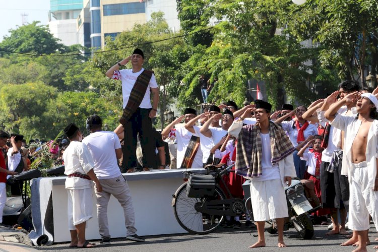 Wali Kota Eri saat memimpin pertunjukkan perobekan bendera di Hotel Majapahit/ist