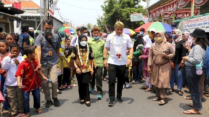 Wali Kota Eri bersama istri menghadiri acara sedekah bumi di balai RW 02, Kelurahan Bringin, Kecamatan Sambikerep/ist