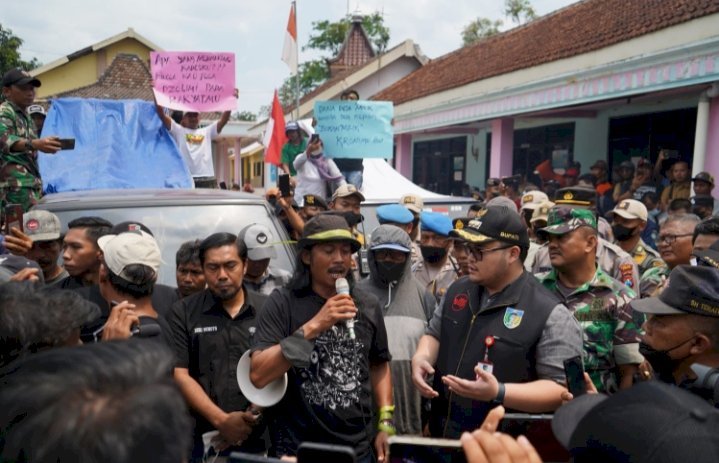 Bupati Kediri Hanindhito Himawan Pramana menemui massa pendemo/RMOLJatim