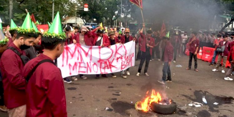 Massa dari Ikatan Mahasiswa Muhammadiyah (IMM) Jakarta menggelar teatrikal pesta ulang tahun /RMOLJakarta