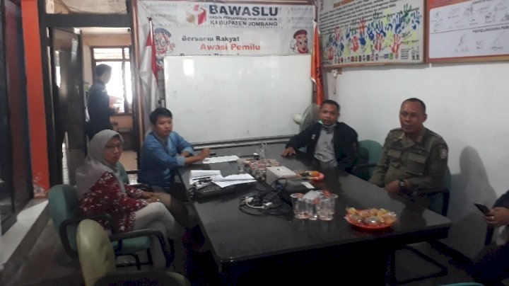 komisioner bawaslu jombang saat sosialisasi bersama jurnalis dikantor bawaslu/ RMOLJatim