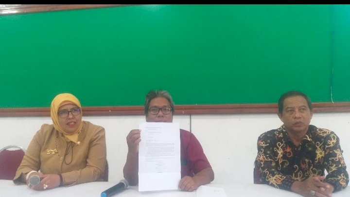 Syafiudin baju merah Beserta Kepala Sekolah Dan Komite SMKN 3 Kota Probolinggo