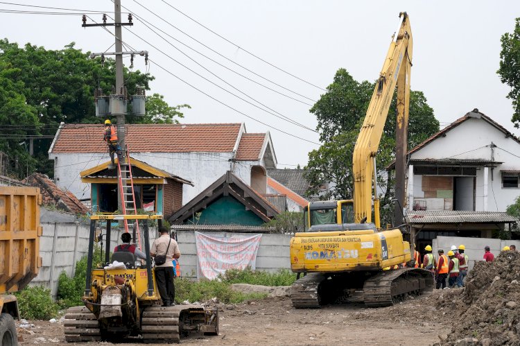 Alat berat saat melakukan pengosongan 11 persil bangunan di wilayah Kelurahan Tambak Sarioso/ist