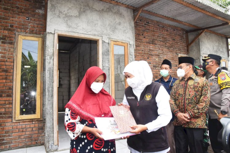 Gubernur Jawa Timur Khofifah Indar Parawansa menyerahkan kunci rumah hasil bantuan Rumah Tinggal Layak Huni (Rutilahu)/Ist 