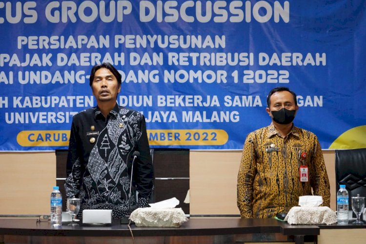  Keterangan foto: Bupati Madiun H Ahmad Dawami (kiri) beserta Kepala Bapenda Madiun Hadi Sutikno (kanan) saat membuka FGD di gedung Graha praja mukti / ist.