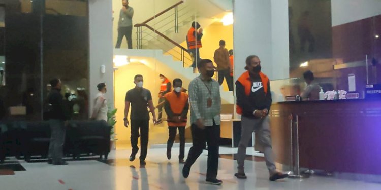 Enam orang turun dari lantai 2 Gedung Merah Putih KPK dengan mengenakan rompi oranye/RMOL