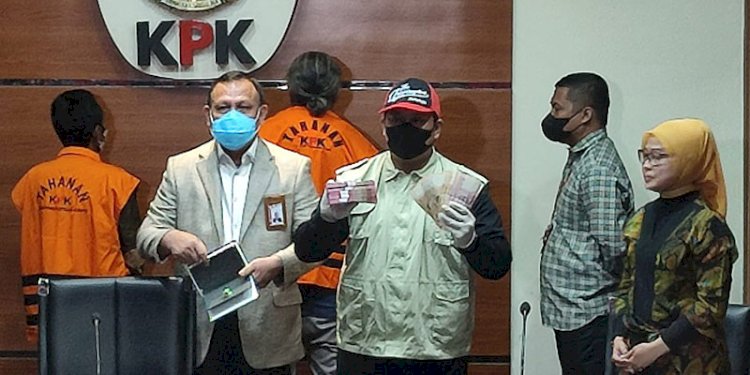 KPK memamerkan barang bukti uang dolar Singapura terkait kasus penanganan perkara di Mahkamah Agung/RMOL