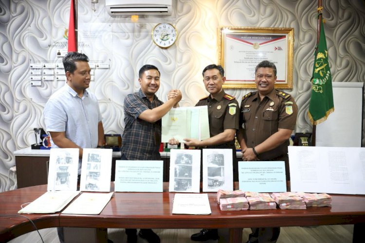 Kajari Surabaya Danang Suryo Wibowo didampingi Kasi Pidsus Ari Prasetya Panca Atmaja menyerahkan barang bukti dalam kasus tindak pidana korupsi atas nama terpidana Nur Cholifah tersebut kepada Adi Nugroho selaku Pimpinan Cabang PT. BRI (Persero) Cabang Surabaya Manukan/Ist 