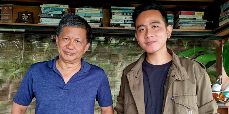 Gibran Rakabuming saat menemui Rocky Gerung di kediamannya/Net