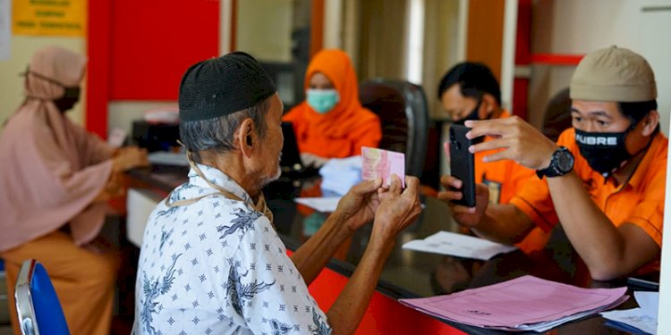 Pendistribusian BLT ke masyarakat sebagai kompensasi kenaikan harga BBM subsidi/Net