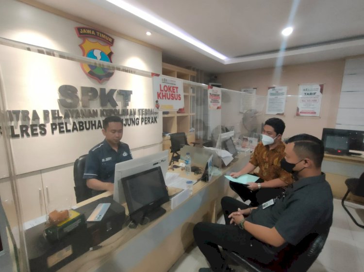 Persaja Wilayah Tanjung Perak, Putu Arya Wibisana dan Uweis Deffa I Qorni saat melaporkan Alvin Lim ke Polres Pelabuhan Tanjung Perak/RMOLJatim