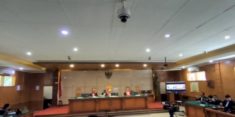 Majelis Hakim yang diketuai Hera Kartiningsih sedang membacakan vonis terhadap terdakwa Ade Yasin yang hadir secara online/RMOLJabar