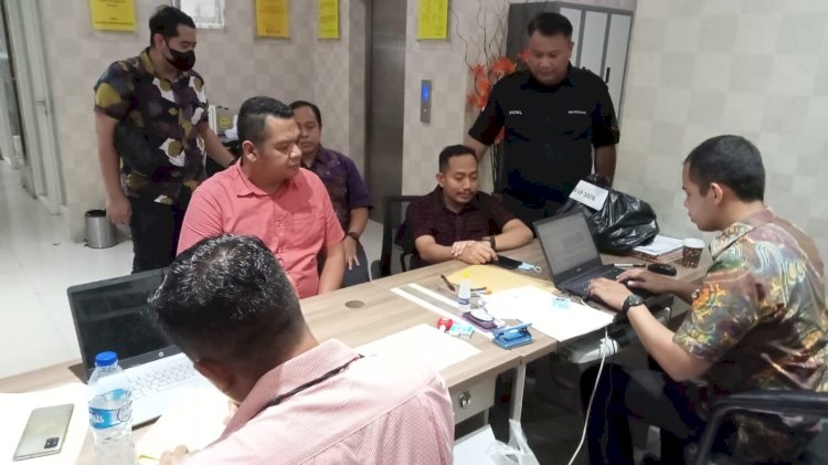Persaja Cabang Surabaya, Danang Anubowo didampingi Kasi Pidum Kejari Surabaya, Ali Prakosa, SH, MH saat membuat laporan di Polrestabes Surabaya/Ist 