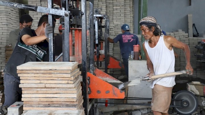 Warga MBR Surabaya membuat paving/RMOLJatim