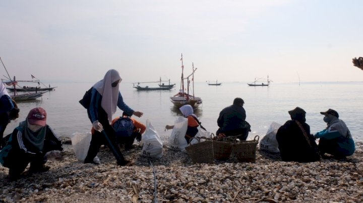 Kerja bakti membersihkan sampah di kawasan Pantai Kenjeran/ist