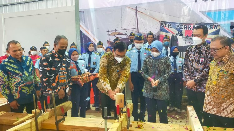 Peletakan Lunas (Keel Layang) Kapal Kayu Pencalang dan Kapal Ijon-ijon, di Bengkel Kapal PPNS Desa Tunggul, Kecamatan Paciran, Kabupaten Lamongan/rmoljatim