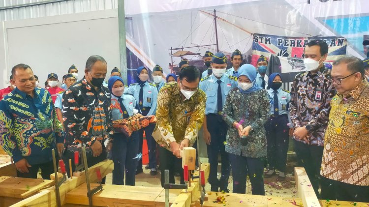 Peletakan Lunas (Keel Layang) Kapal Kayu Pencalang dan Kapal Ijon-ijon, di Bengkel Kapal PPNS Desa Tunggul, Kecamatan Paciran, Kabupaten Lamongan/rmoljatim