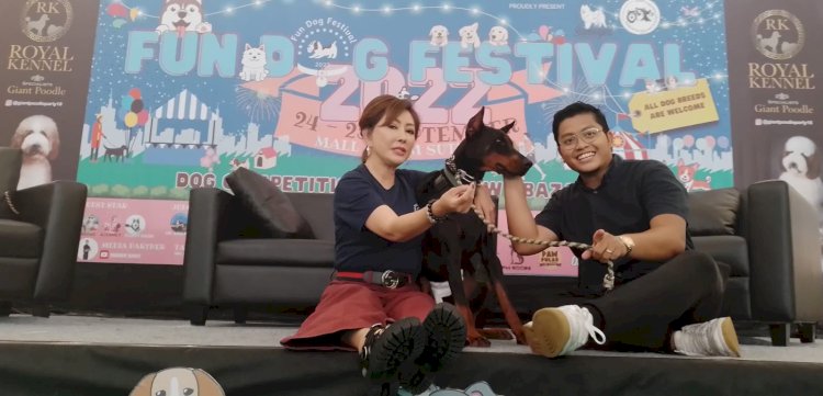 Ketua pelaksana The Jakarta Dog Show 2022, Susy Suryani (kiri) bersama Rorent , pemilik anjing Dobermen di Mall Alam Sutra/Ist