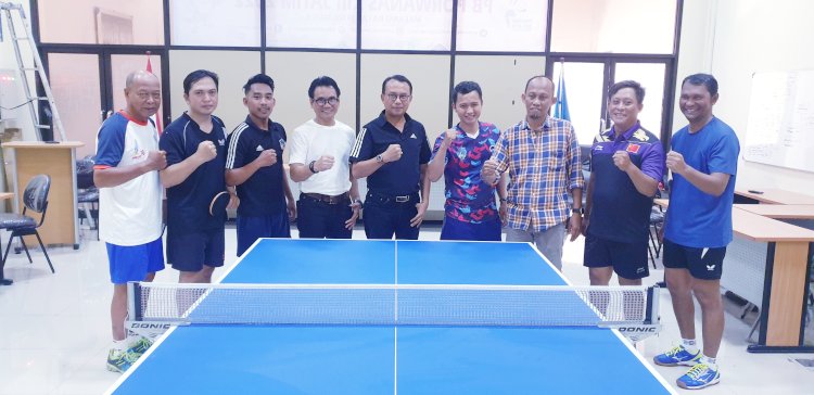 Kadisperta Hadi Sulistyo dan Kadisbun Heru Suseno bersama atlet Tenis Meja Porwanas Jatim/Ist