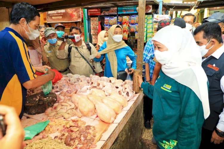 Khofifah saat blusukan ke pasar/RMOLJatim