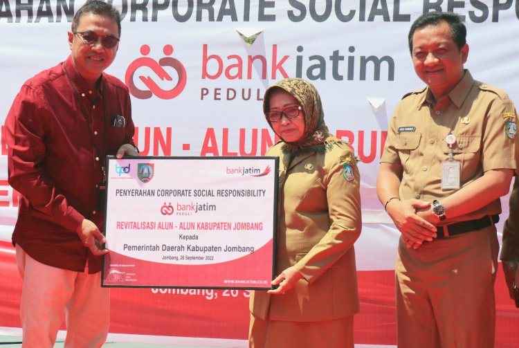 Bank Jatim menyerahkan CSR kepada Bupati Jombang, Mundjidah Wahab/Ist