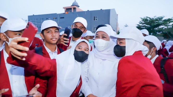 Gubernur Khofifah bersama Maba 