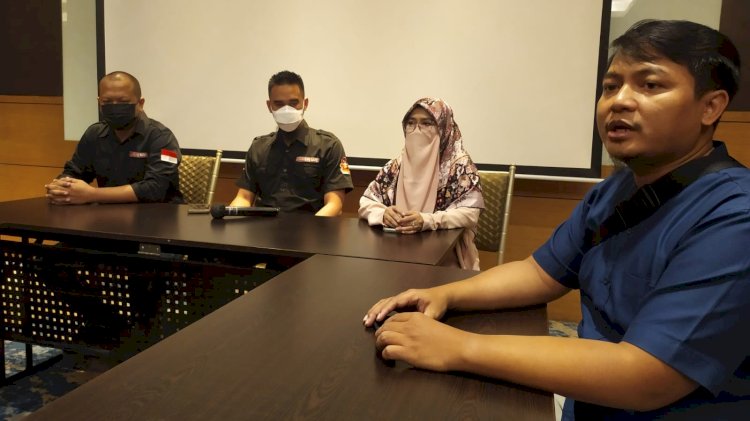 (Kiri-Kanan) Ketua Satgas Halal Mie Kober, Hamim Fitrony, Direktur Utama PT Tiga Arya Inggil selaku pemegang brand Mie Kober, Dimitri Arya Firmansyah, pendiri Halal Corner, Aisha Maharani