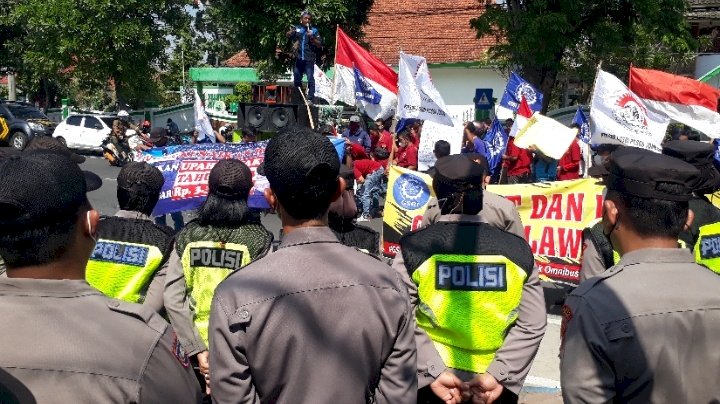 massa saat unjuk rasa depan kantor pemkab/RMOLJatim