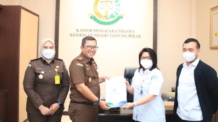 Kajari Tanjung Perak, Aji Kalbu Pribadi, SH, MH saat menerima Surat Kuasa Khusus dari Kepala BPJS Kesehatan Kantor Cabang Surabaya, Betsy M. O. Roeroe/Ist