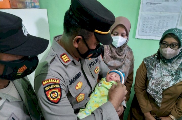 Polisi menggendong bayi yang baru ditemukan di Pekarangan milik warga Desa Sumberarum Kecamatan Dander Bojonegoro/RMOLJatim