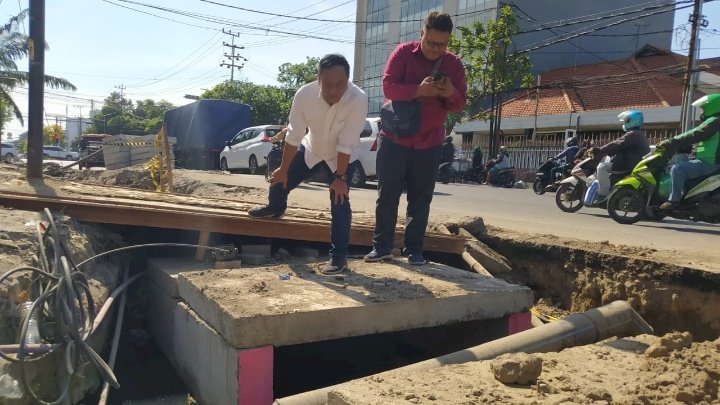 Anas Karno meninjau proyek pengerjaan box culvert di Jl. Ambengan Batu Surabaya/RMOLJatim