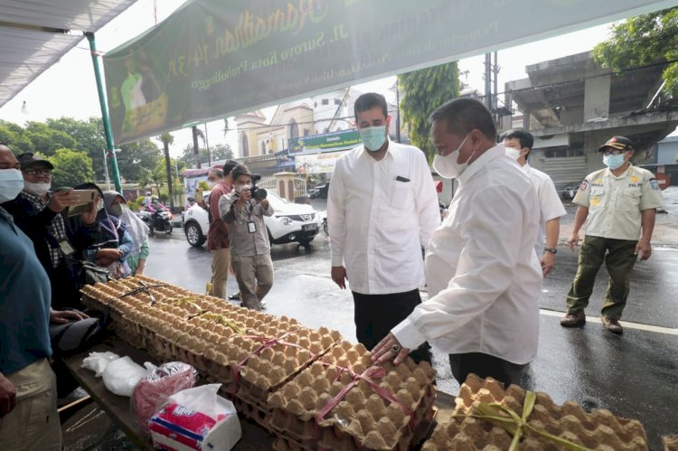 Wali Kota Probolinggo saat memantau pasar murah/RMOLJatim