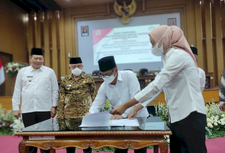 Ketua DPRD Kabupaten Malang, Darmadi, beserta Bupati Malang Sanusi saat menandatangani kesepakatan bersama Raperda P-APBD 2022/RMOLJatim