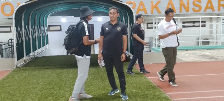 Pelatih PPLP Budi Sudarsono (Kiri) dan Pelatih Timnas U16 Bima Sakti Pelatih Timnas U16/RMOLJatim 