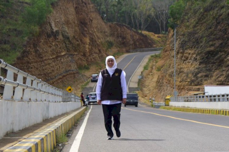 Gubernur Jawa Timur Khofifah Indar Parawansa meninjau jalan Pansela Lot 9 yang telah selesai terbangun, Rabu (27/9/2022)/Ist