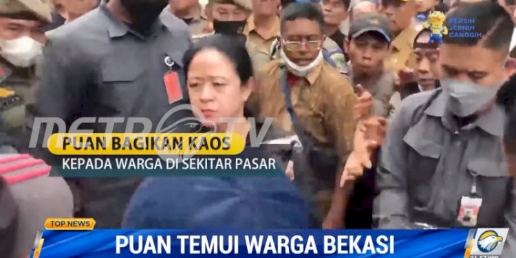 Tangkapan layar Ketua DPR RI Puan Maharani saat membagikan kaos ke warga Bekasi, Jawa Barat/Net