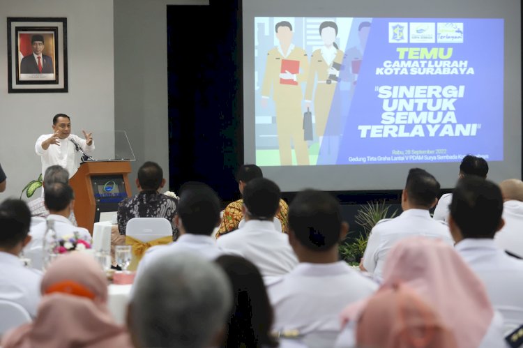 Wali Kota Eri Cahyadi memberikan papaean camat dan lurah di kantor PDAM Surya Sembada Surabaya/RMOLJatim