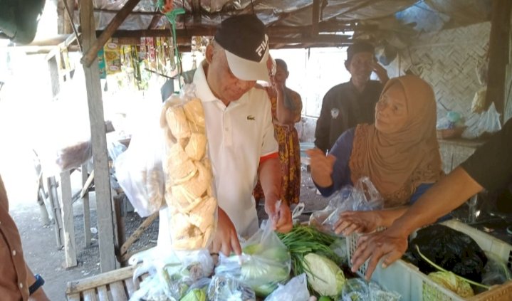 HM Buchori saat memborong sayur dan ikan laut untuk dibagikan ke warga/RMOLJatim