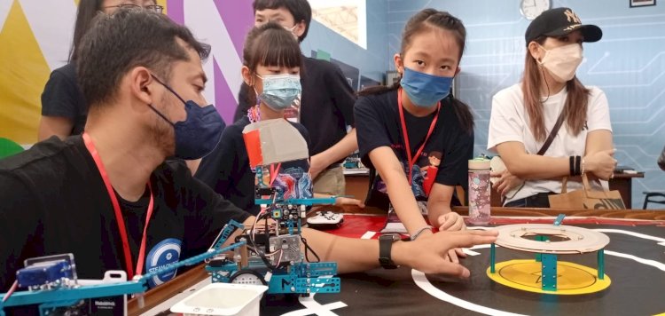 Sejumlah siswa sedang melakukan persiapan menghadapi MakeX Robotic Competition di Bina Bangsa School Malang/RMOLJatim