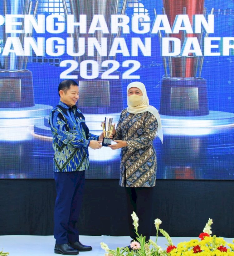 Khofifah Indar Parawansa saat menerima penghargaan dari Menteri PPN/Kepala Bappenas Suharso Monoarfa/Ist