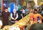 Gubernur Khofifah Blusukan ke Pasar Sayur Magetan Pastikan Harga Bapok Stabil, Daya Beli Terjaga